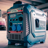 TOTAL - Generador Eléctrico a Gasolina | Insonorizado Inverter 3.3kW | Salidas USB y Toma 250V | Bajo Nivel Sonoro 64dB | Portátil 25kg, Verde, 55l x 55an cm, Plástico