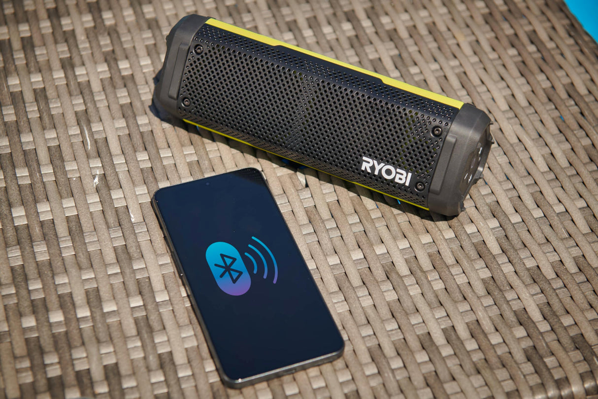 RYOBI - Altavoz Bluetooth inalámbrico de 4 voltios, portátil e Impermeable (IP67), batería de 2 Ah USB de Litio de Larga duración, RS4-120G