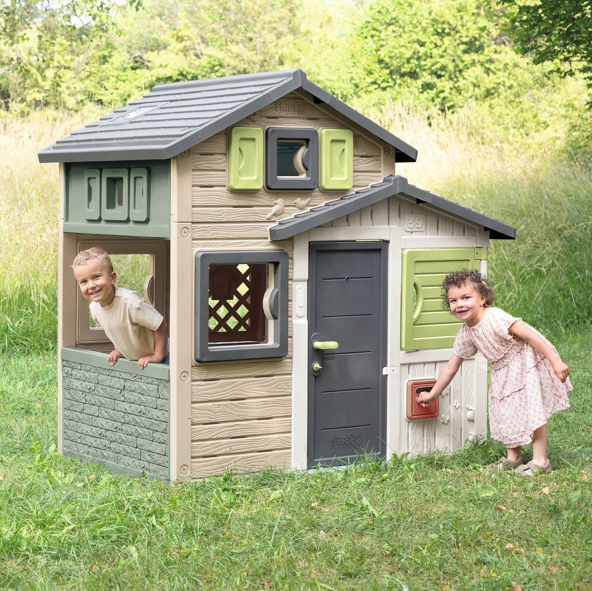 Smoby Life - Casa de Juegos Friends House EVO con 2 Puertas, 6 Ventanas – Fabricada en Material Reciclado, Protección UV, para Niños a Partir de 3 Años (7600810208)