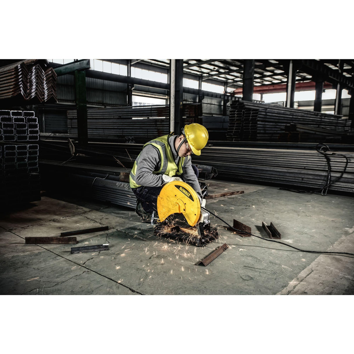 DEWALT D28730-QS - Sierra de corte de metal 2200W, Disco de corte 355 mm, 3800 RPM