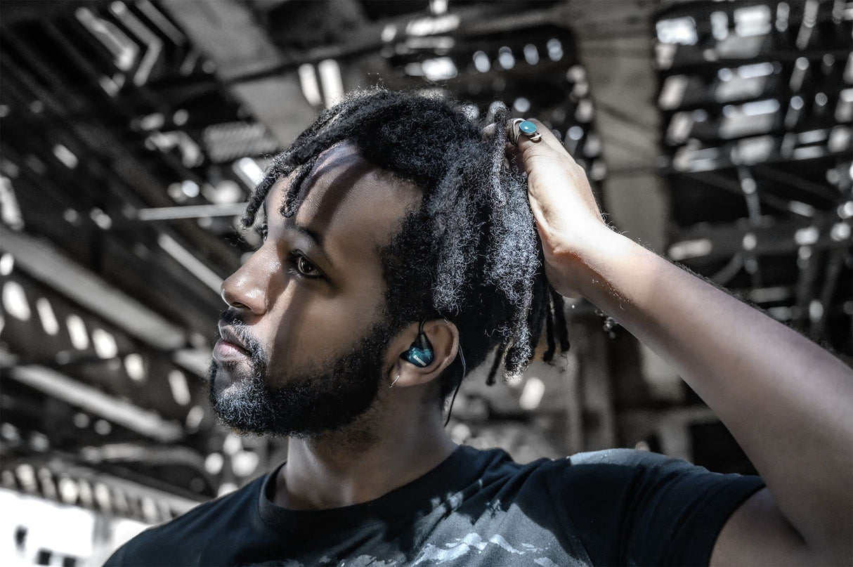 Shure SE215SPE-EFS - Auriculares Profesionales con cable sobre la oreja, aislamiento de sonido con microtransductor dinámico, sonido detallado con bajos profundos, cable de 3.5 mm, Azul