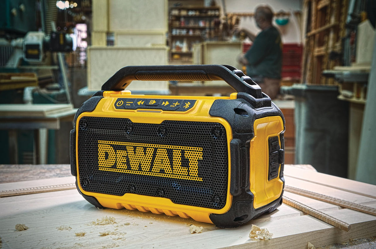 DEWALT DCR011-XJ, Altavoz Bluetooth XR 10.8/14.4/18/54V, Inalámbrico, Conexión USB , Alcance máximo de 30 metros, No incluye batería ni cargador