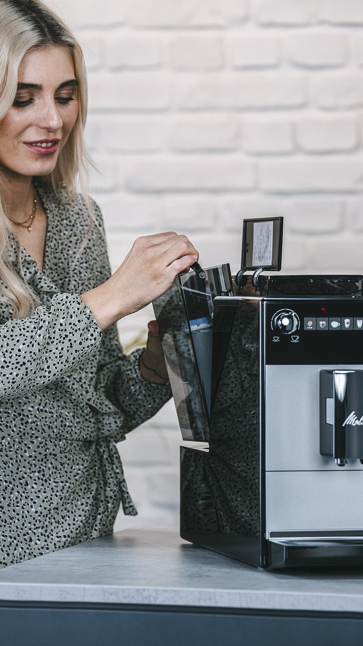 Melitta Latticia OT F300-101 - Cafetera superautomática para café con leche espumada o capuchino, máquina de café con molinillo silencioso y 3 niveles de intensidad, 1,5 L, plata