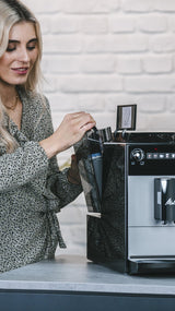 Melitta Latticia OT F300-101 - Cafetera superautomática para café con leche espumada o capuchino, máquina de café con molinillo silencioso y 3 niveles de intensidad, 1,5 L, plata