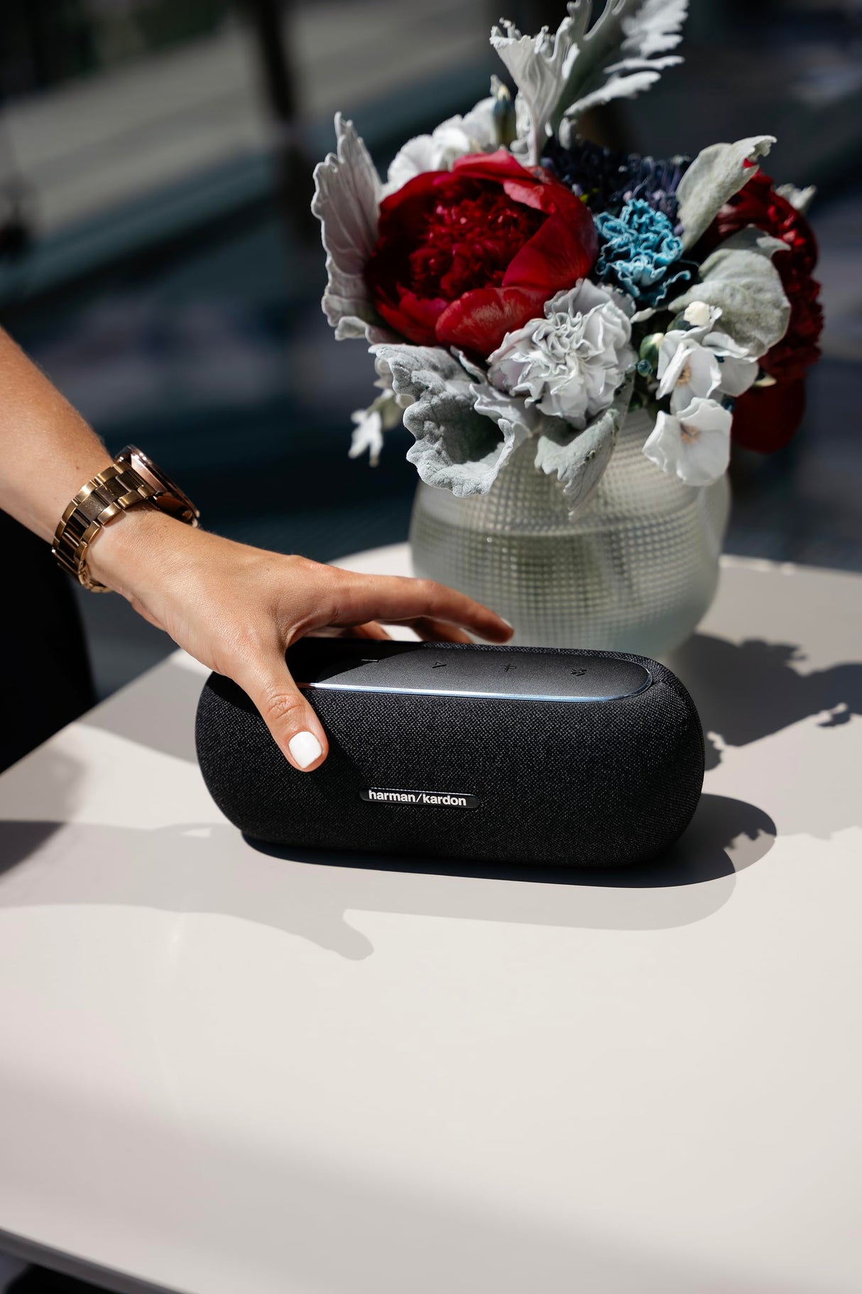 Harman Kardon Luna, Altavoz portátil, Resistente al Agua y al Polvo, con diseño Elegante, tecnología Bluetooth, Puerto USB y duración de batería de hasta 12 hrs, Negro