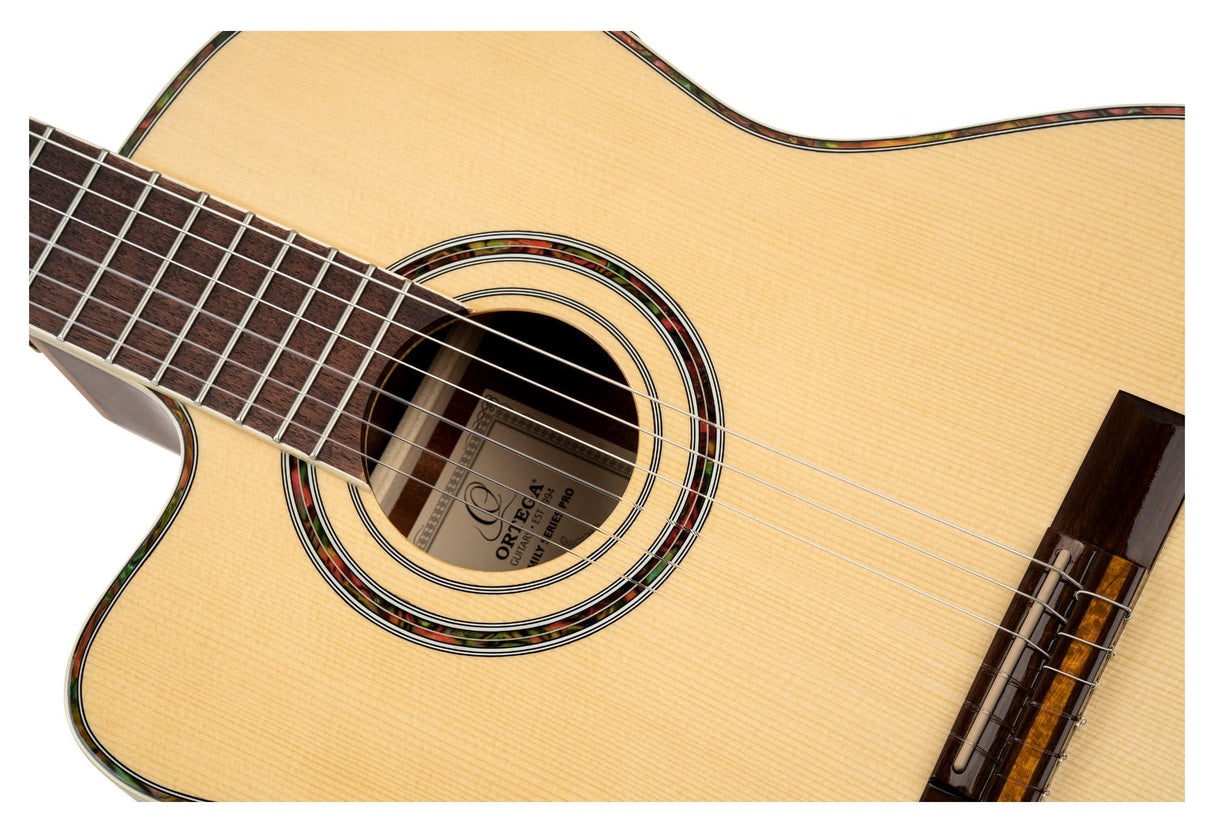 Ortega Guitars Family Series Pro - Guitarra de concierto para zurdos (electroacústica, abeto y caoba, incluye funda (RCE141NT-L)