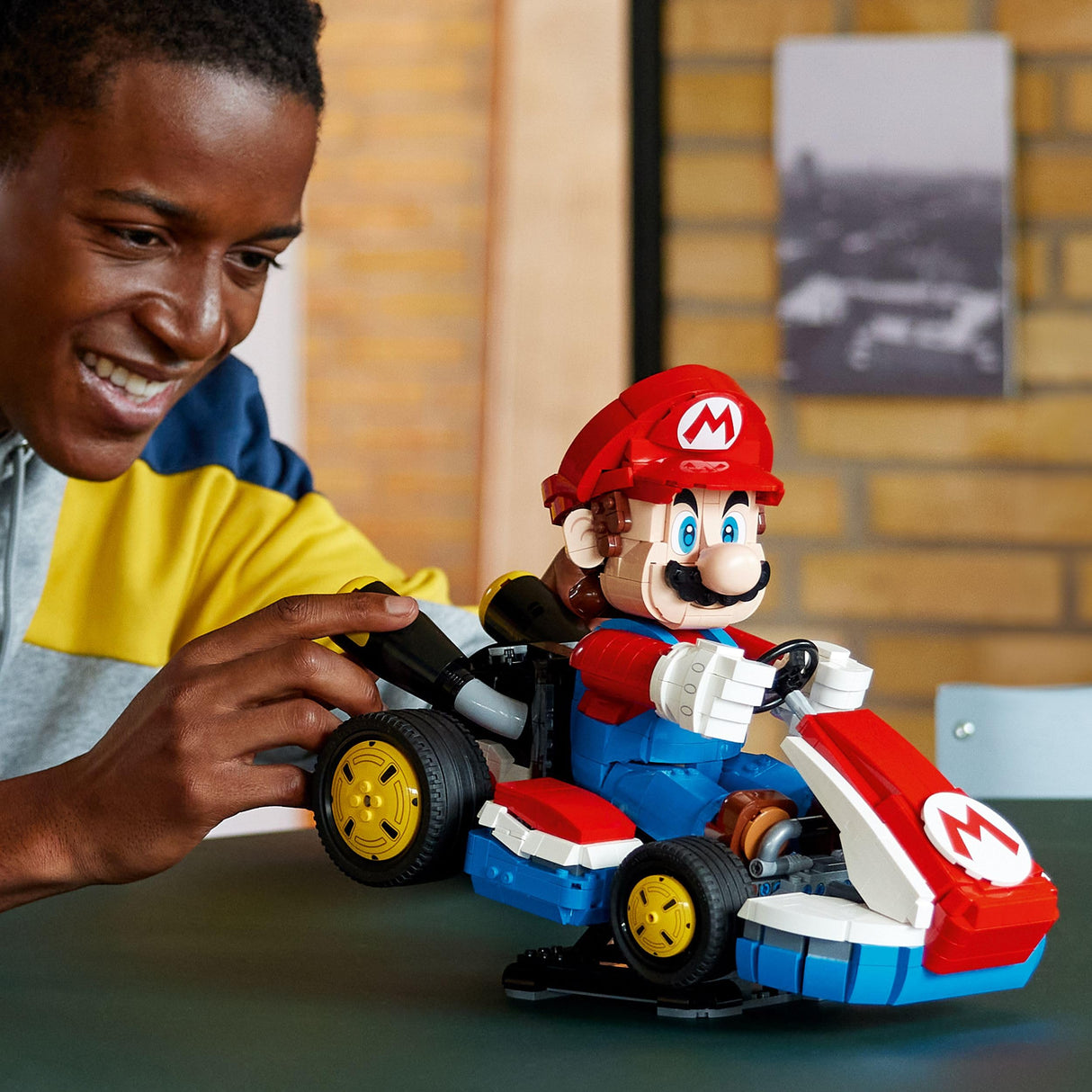 LEGO Mario Kart: Mario y Kart Estándar - Maqueta de Coche para Adultos con Figura Articulada - Set Nintendo para Aficionados al Videojuego - Regalo Gamer 72037