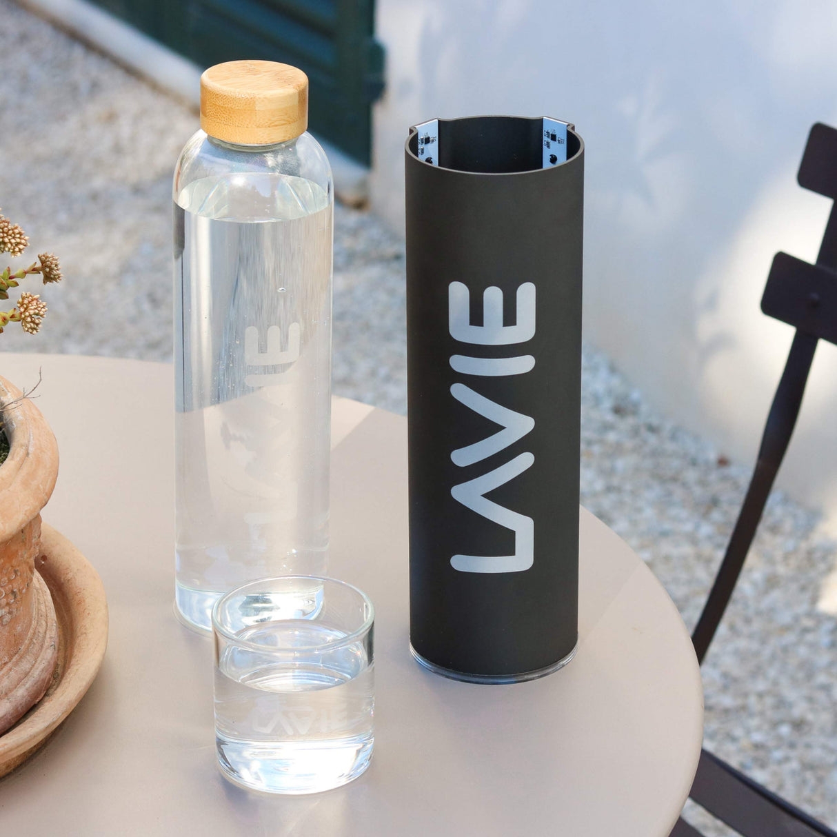 LaVie PURE es un Innovador Purificador de Agua con luz UVA que funciona Sin Consumibles. Transforme su Agua del Grifo en Agua Pura y Deliciosa en 15 minutos. Capacidad 1 L