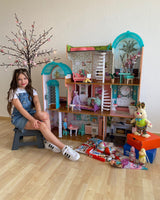 KidKraft Casa de muñecas de madera Camila con muebles y accesorios, Casita de juguete con gato, ascensor y piscina para muñecas de 30 cm, juguetes niños y niñas desde 3años (65986) Exclusivo en Amazon