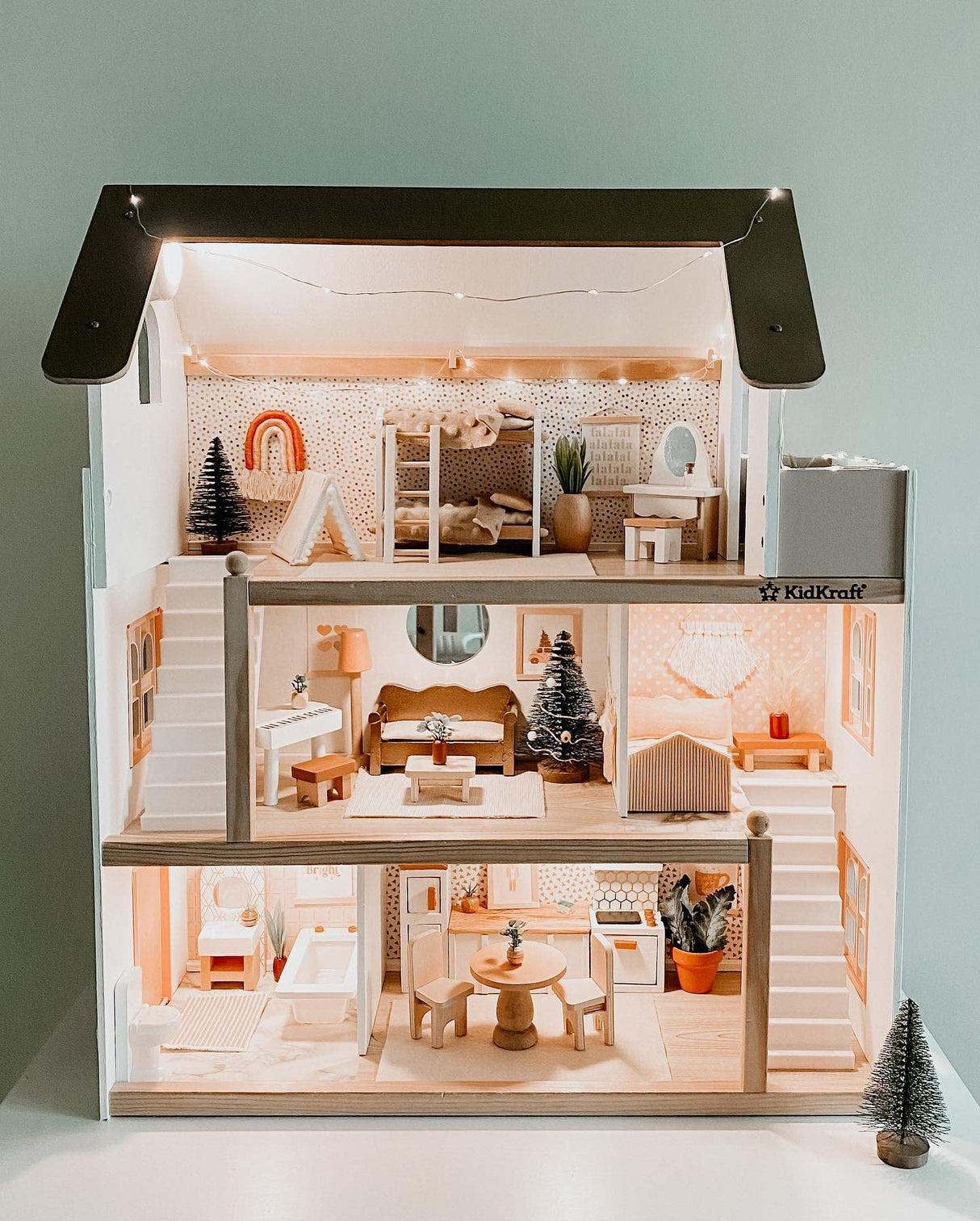 KidKraft Casa de muñecas de Madera Chelsea Cottage con Muebles y Accesorios para Mini muñecas de 12 cm, Casita para Miniature Figuras, Juguetes niños y niñas Desde 3 años (65054)