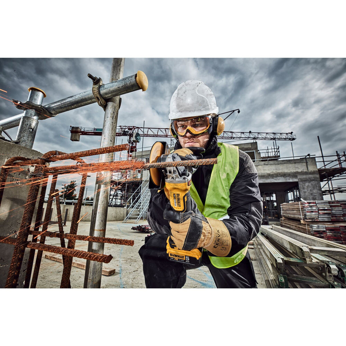 DEWALT DCG406N-XJ, Mini-Amoladora sin escobillas XR 18V 5Ah Li-Ion, Ø125mm, Interruptor Hombre-Muerto, Arranque Suave, Freno, Embrague,Mango lateral de 2 posiciones, Sin cargador/batería
