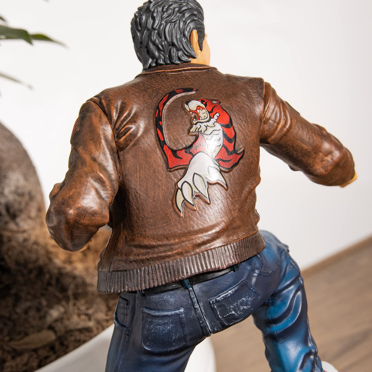Numskull Figura de Shenmue Ryo Hazuki de Sega de 25,4 cm (28 cm), réplica Coleccionable - Producto Oficial de Shenmue
