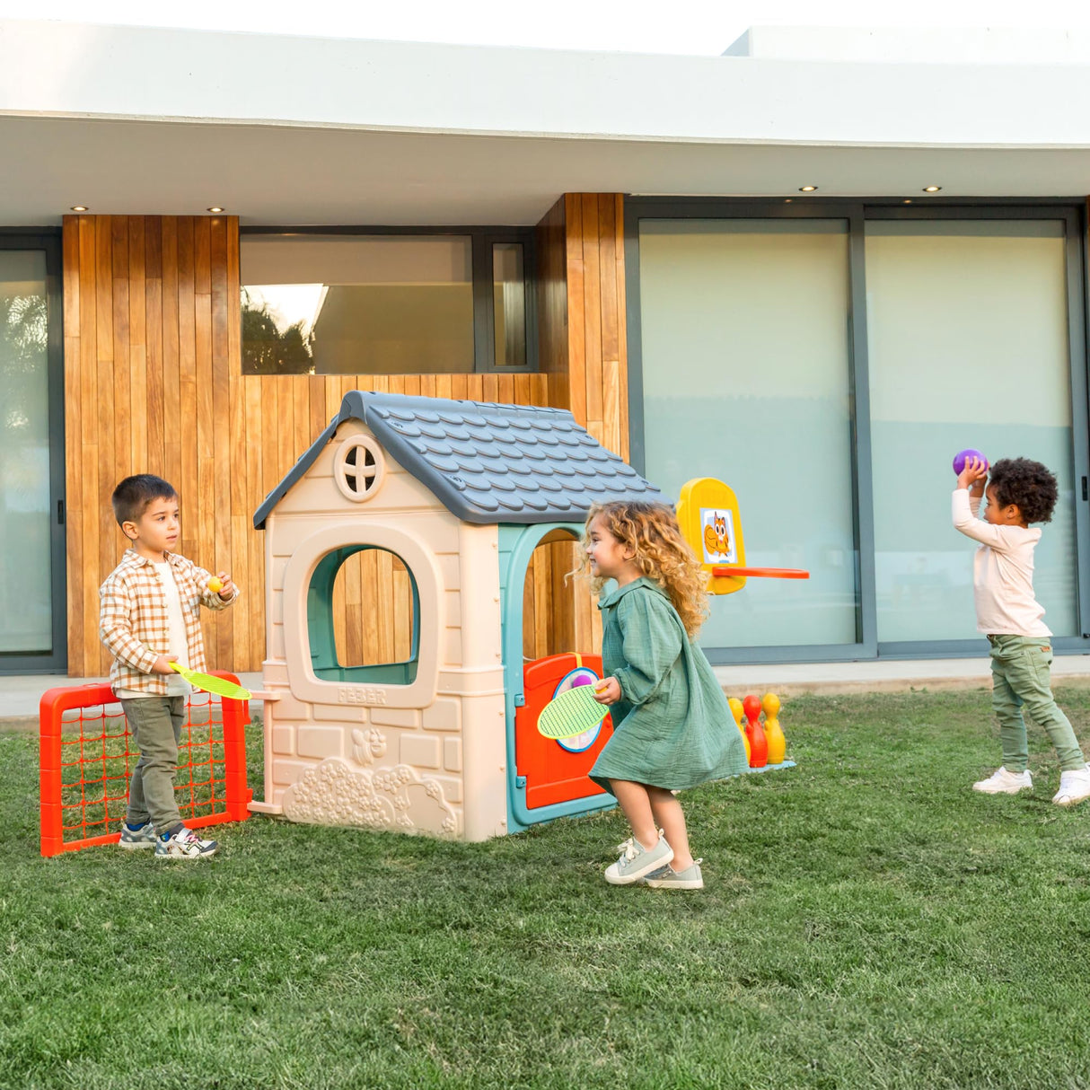 FEBER - Casual 6 Activities House, Casa con 6 Actividades de Juego, Accesorios Incluidos para los Juegos, Colores Resistentes a la Luz Solar, Montaje Fácil, A Partir de 3 años, Famosa (FEH23000)