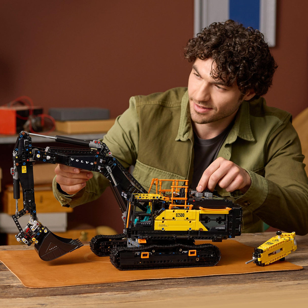 LEGO Technic Excavadora Volvo EC500 Hybrid - Kit de Maquetas para Adultos de Vehículo de Obra Motorizado con Brazo Móvil, Orugas, Martillo y Pala - Idea de Regalo para Hombres 42215