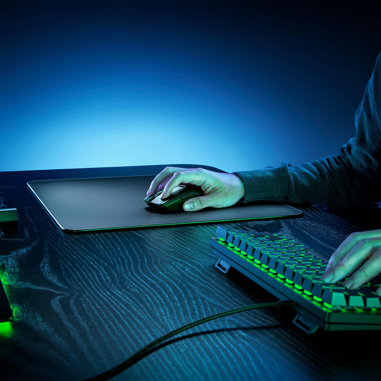 Razer Atlas - Alfombrilla de ratón de Cristal (Cristal Templado Premium, Resistente a la Suciedad y los arañazos, Movimientos del ratón más silenciosos, Base de Goma Antideslizante) Negro
