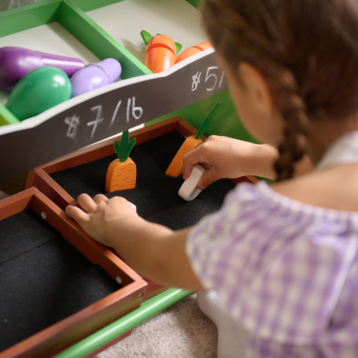 Teamson Kids Puesto de Mercado Vermont de Madera con Verduras, Pizarra, balanza, Cajas de jardín y Accesorios de Compra para niños