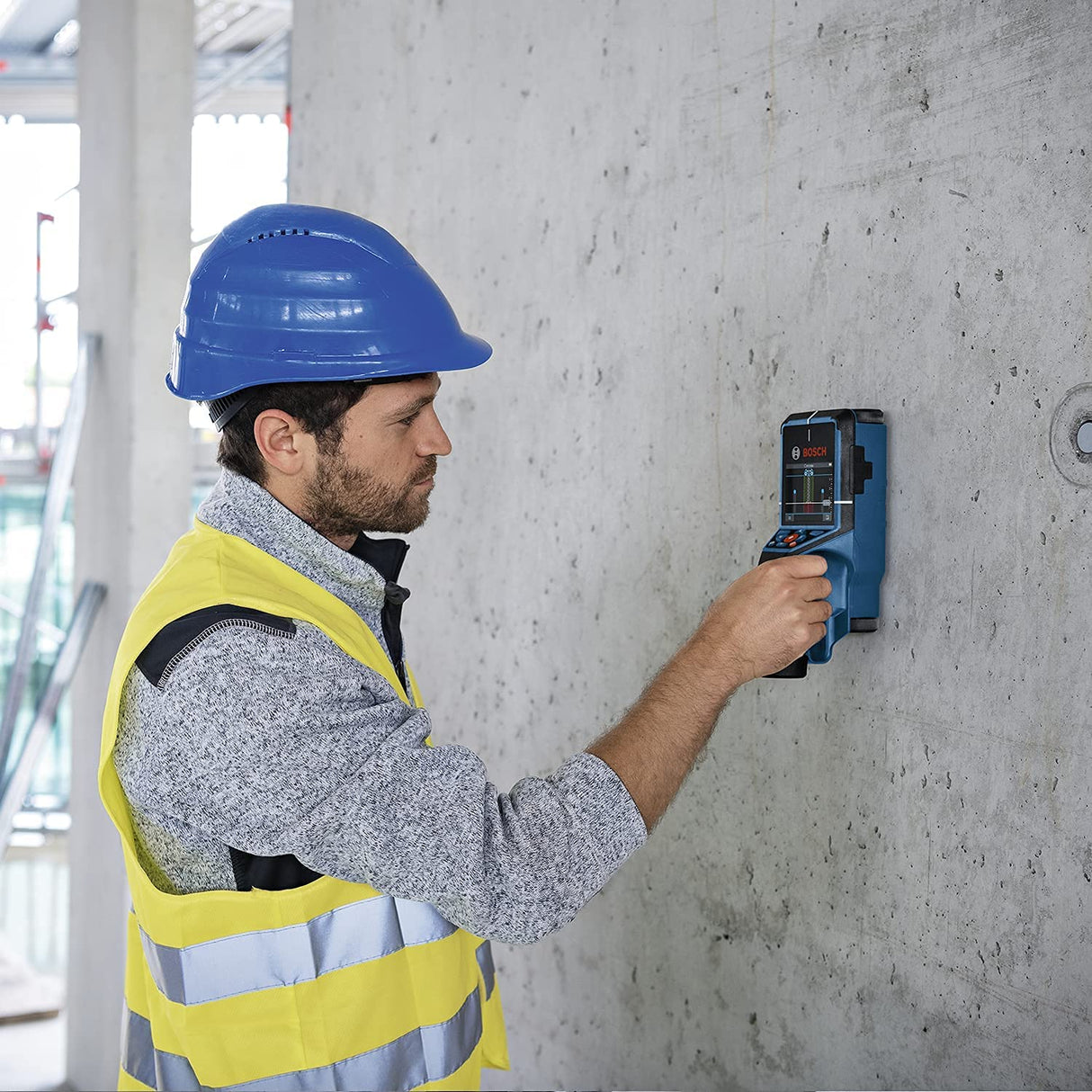 Bosch Professional Detector D-tect 200 C (detección de cables con y sin tensión, tuberías de metal y plástico, pernos de madera y cavidades, cable USB-C™, 4 pilas AA, bolsa protectora)
