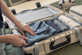 PELI ATX 22 Equipaje de Mano; Equipaje rígido Premium diseñado para Aventuras críticas y Viajes Diarios; Impermeable y a Prueba de Polvo; Volumen: 26 L; Color: Arena