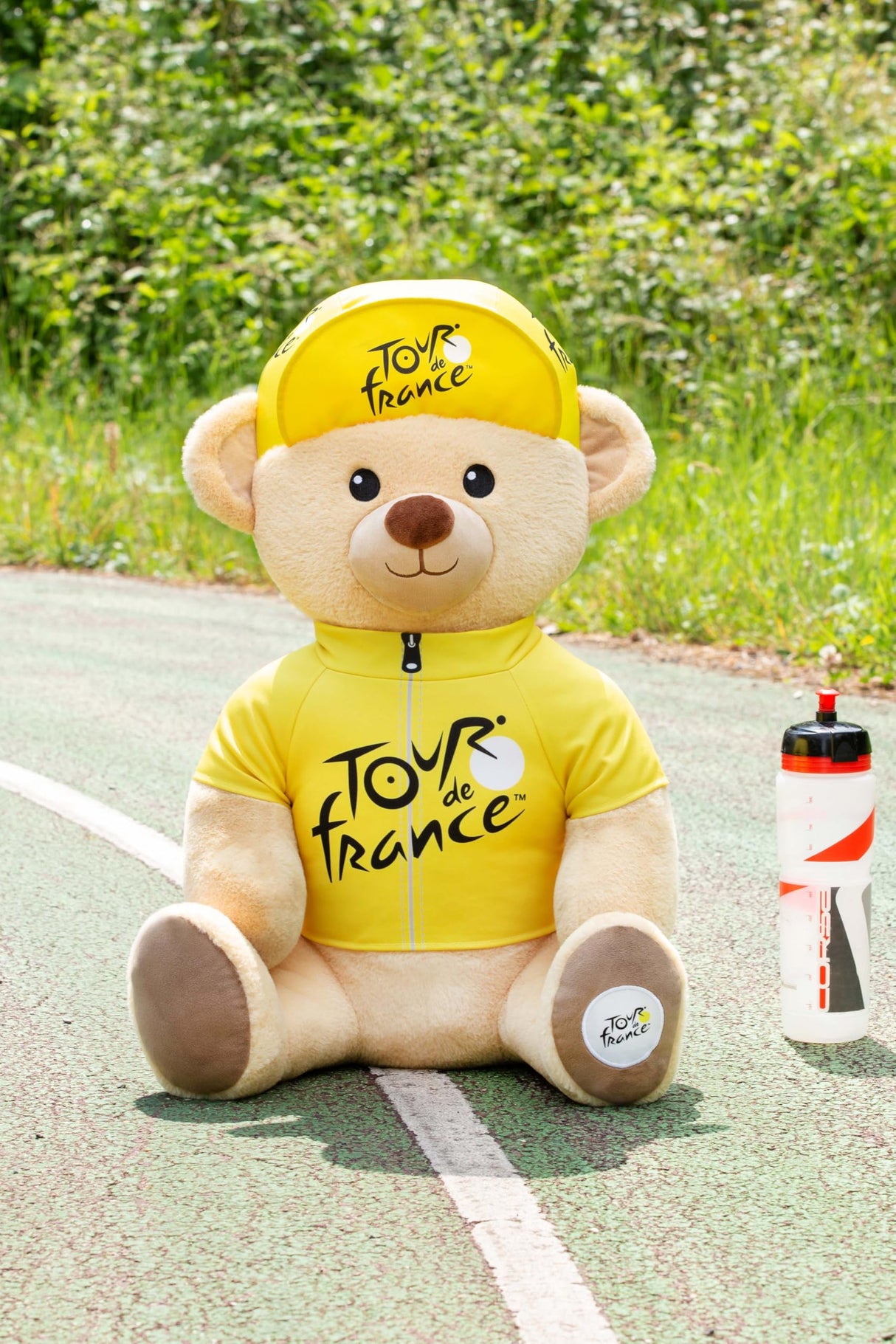 Gipsy Toys - Peluche Oso Camiseta y Gorra ganadora Paso Amarillo 60 cm - Peluche Oficial del Tour de Francia. Majestuosa, Deleitará a Pequeños y Grandes Fans.