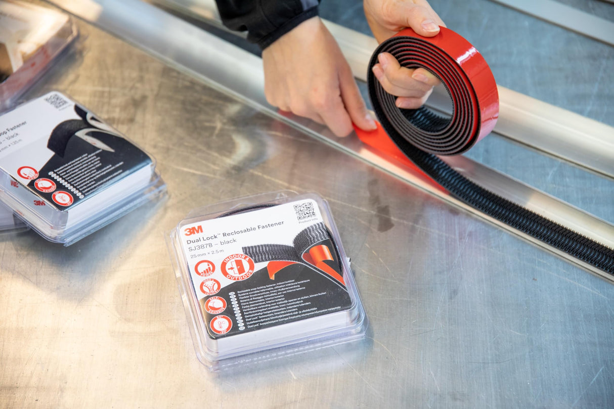 3M Dual Lock SJ387B, sistemas de cierre reposicionable, óptima adhesión a la mayoría de las pinturas en polvo, metales, vidrio, madera sellada, acrílico, ABS - 25mm x 2.5m, negro, 6.1mm (1 unidad)