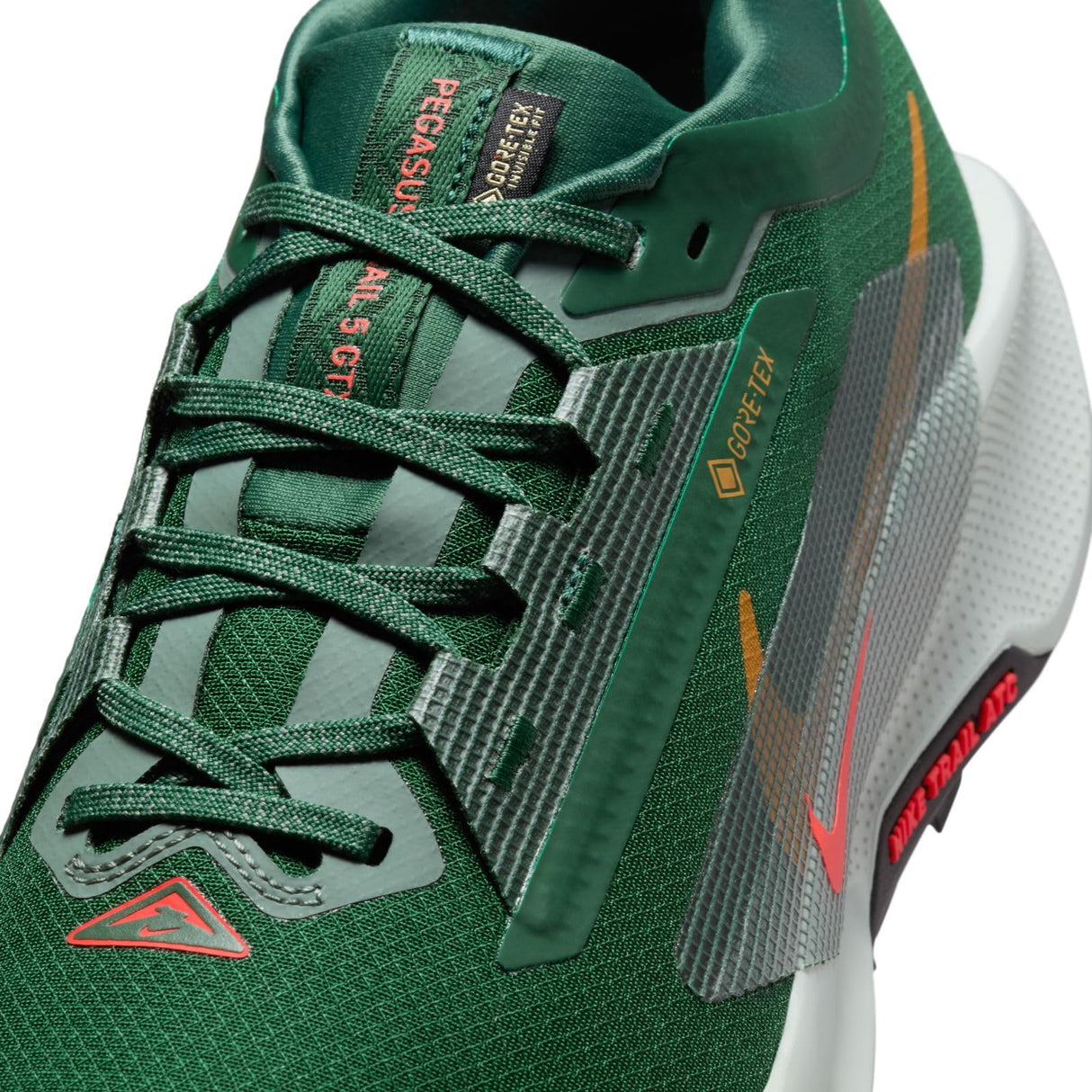 NIKE Pegasus Trail 5 Gore-Tex, Sneaker Hombre, Fir Bright Crimson Clay Green, 45.5 EU