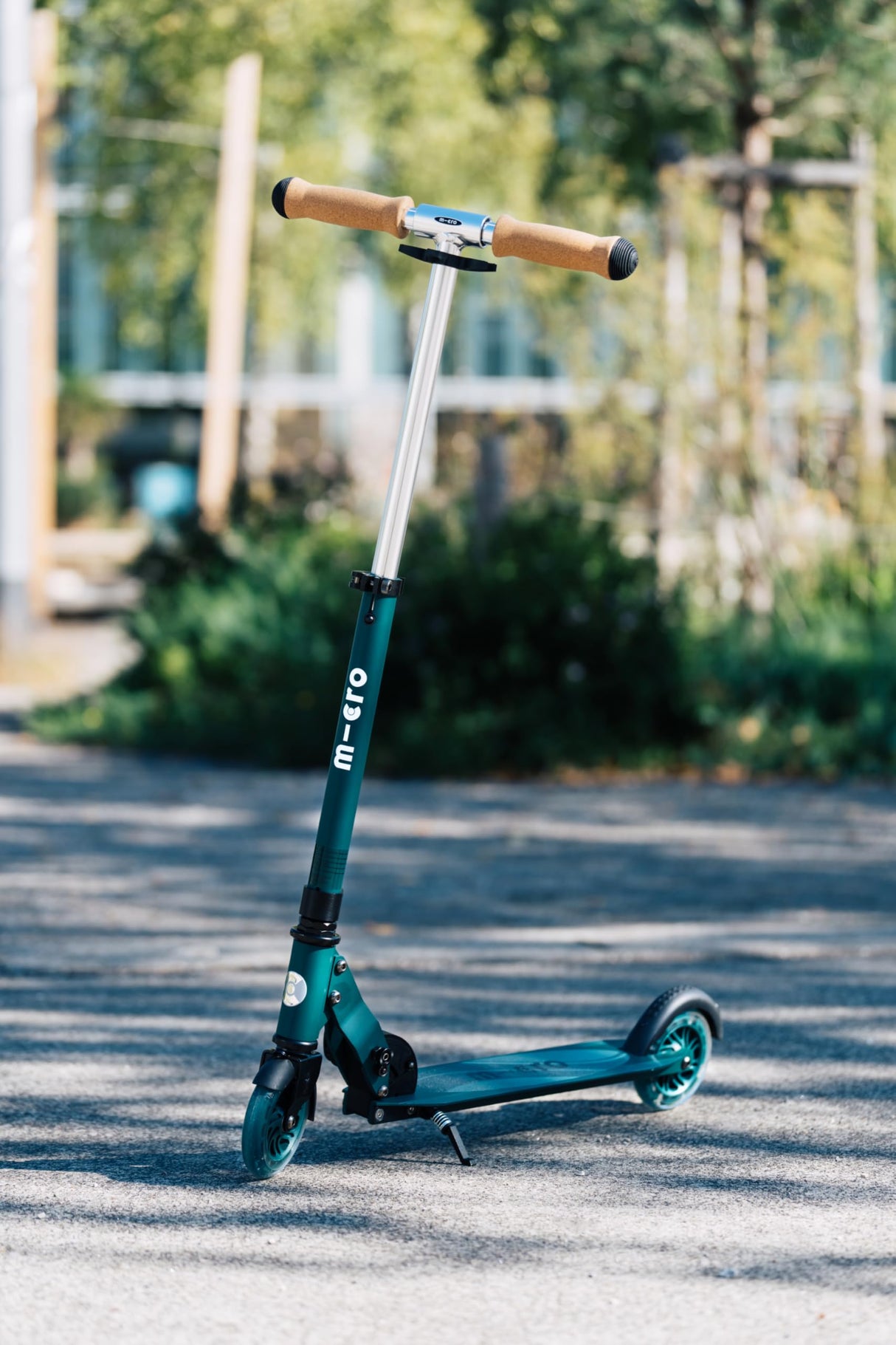 Micro® | Micro Sprite LED Scooter 2 Ruedas Niños | Patinete y Puños Plegables | Ruedas con iluminación LED | Ligero y Regulable en Altura | +5 Años | Niños y Niñas