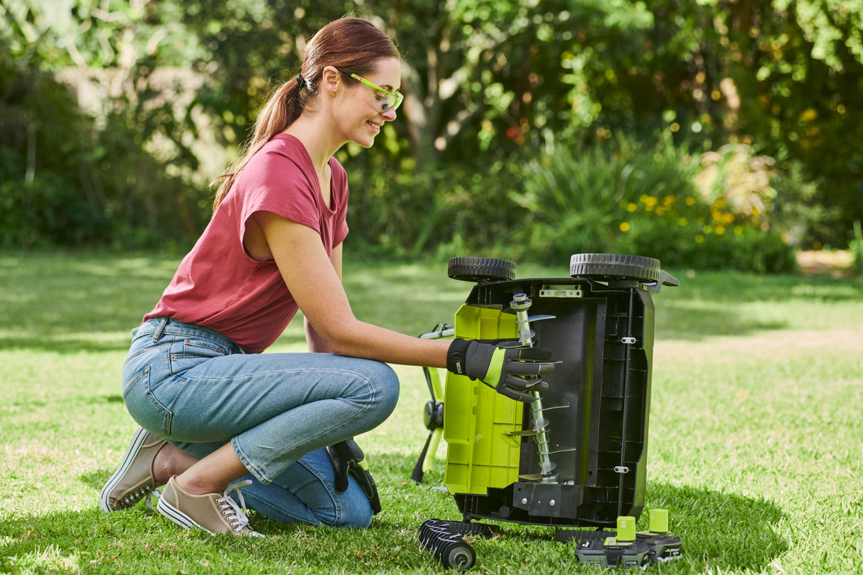 RYOBI - Escarificador Brushless Inalámbrico 18V ONE+ con 2 Baterías 4,0 Ah y Cargador de 2,0 A y Bolsa de Recogida 55l - Ancho 35cm - 4 Posiciones, 16 Cuchillas - Empuñadura Ajustable - RY18SFX35A-240