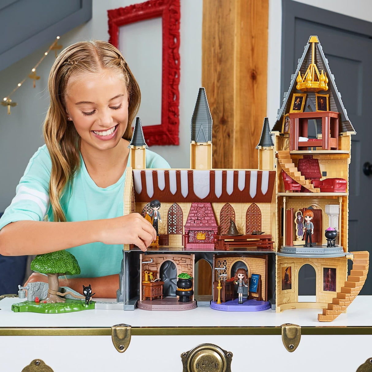 Wizarding World, Magical Minis Deluxe Hogwarts Castle exclusivo de Amazon con 3 escenarios de clase, 22 accesorios, 3 figuras, luces y sonidos