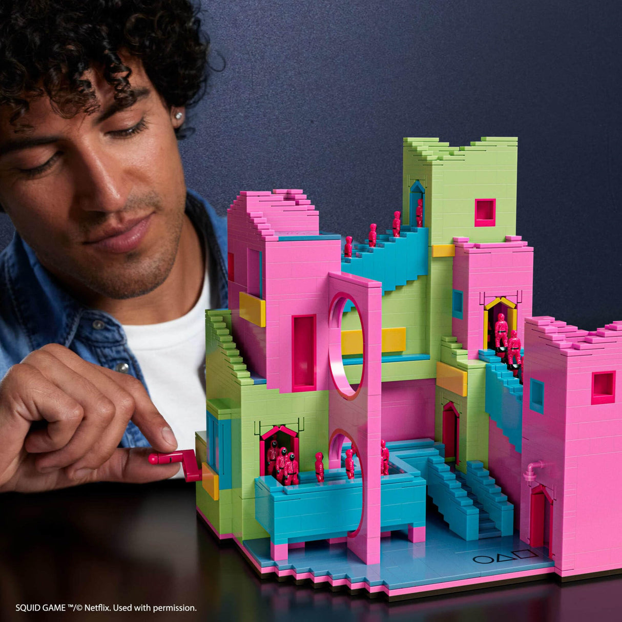 MEGA Squid Game La escalera Figura de acción, juego de construcción con 1707 Piezas, figura articulada con movimiento, para coleccionistas, HYL45