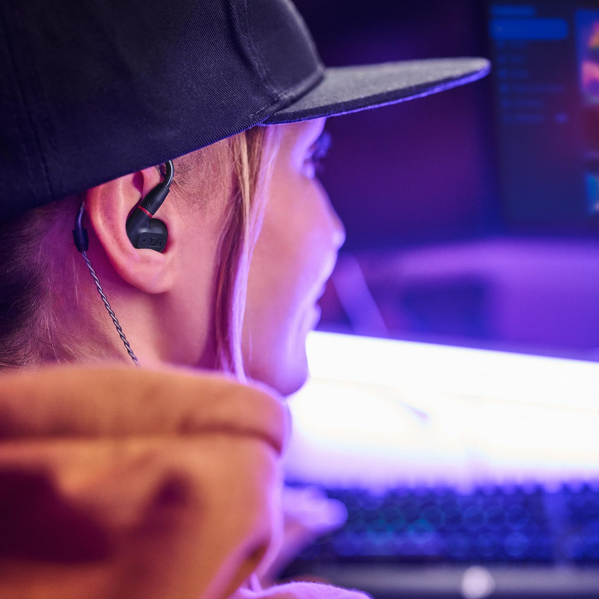 Sennheiser Auriculares estéreo audiófilos con Cable IE 200: Auriculares intraurales con Cable con Sonido nítido Superior de Alta fidelidad, Voz Realista y Graves impactantes - Negro