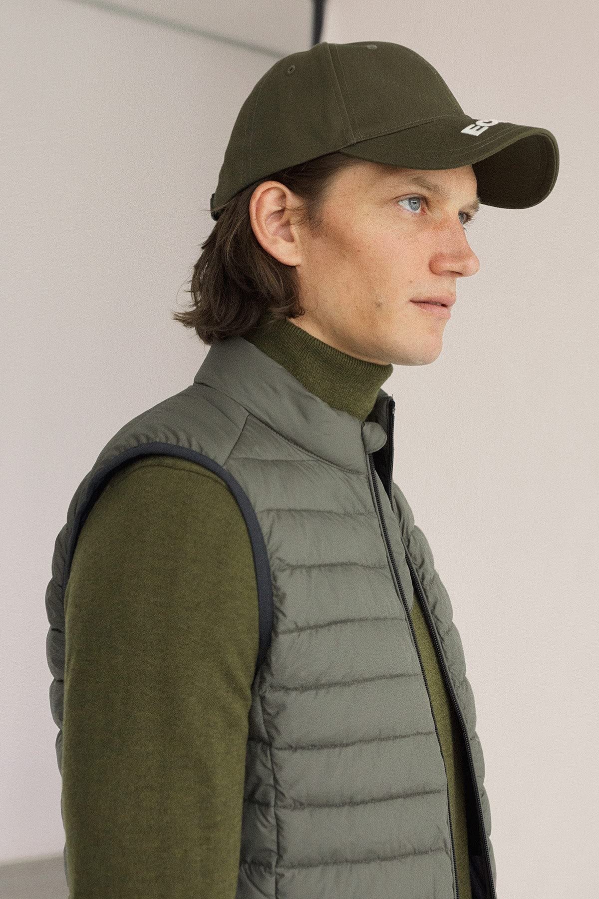 ECOALF - Chaleco Hombre Cardiffalf, de Poliéster Reciclado, con Cuello Alto, Relleno de Fellex, Ultraligero y Cómodo, Chaleco Hombre, Talla S, Color Oliva