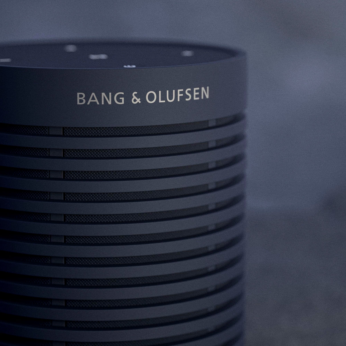 Bang & Olufsen Beosound Explore Altavoz de 360 Grados Bluetooth Portátil Inalámbrico de Alta Gama para Uso en Exteriores, Casa y Viaje, IP67 Resistente al Agua y Polvo, Hasta 27 horas Navy