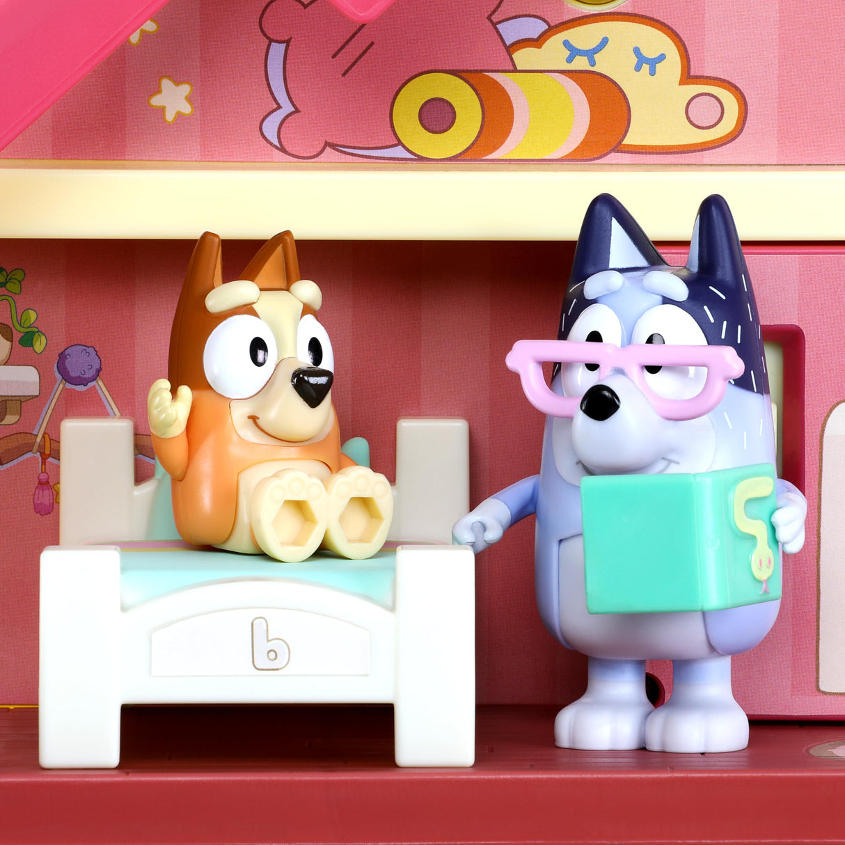 Bluey Ultimate Lights & Sounds Playhouse & Toy Box, a partir de 3 años, Figuras de 2.5-3 Pulgadas, Incluye 29 accesorios, 1 hoja de calcomanías (Moose Toys 17388)
