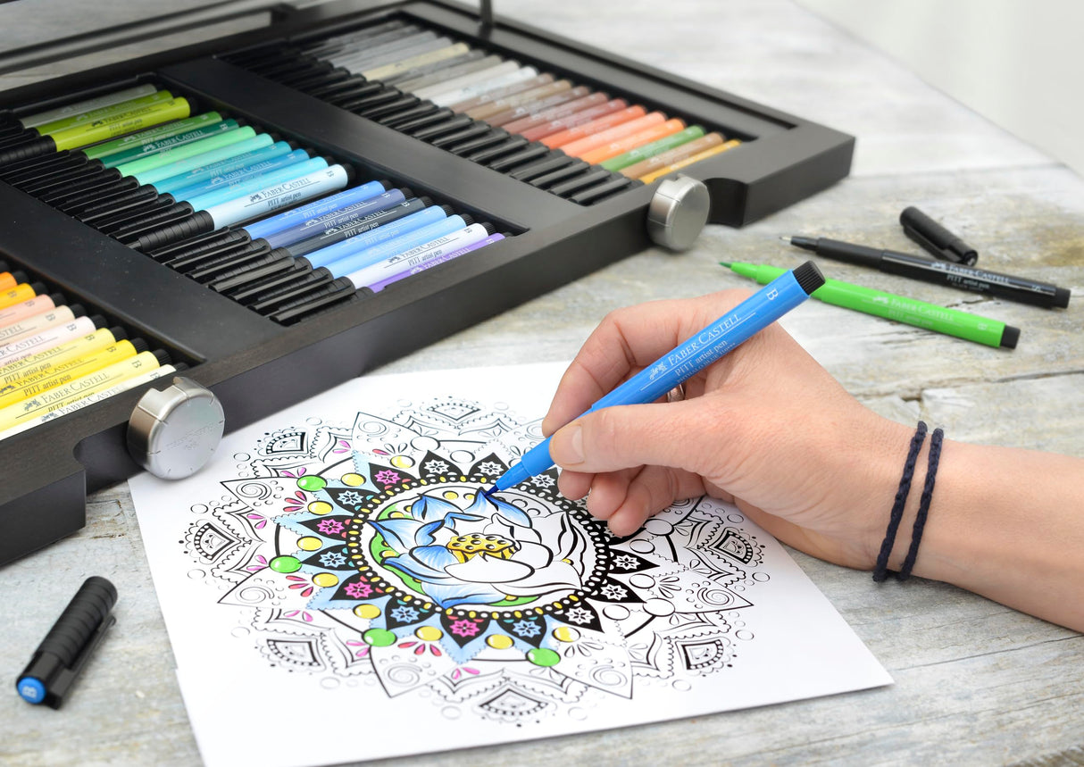 Faber-Castell 167400 - Estuche de Madera con 90 Rotuladores PITT - Punta de Pincel - Multicolor