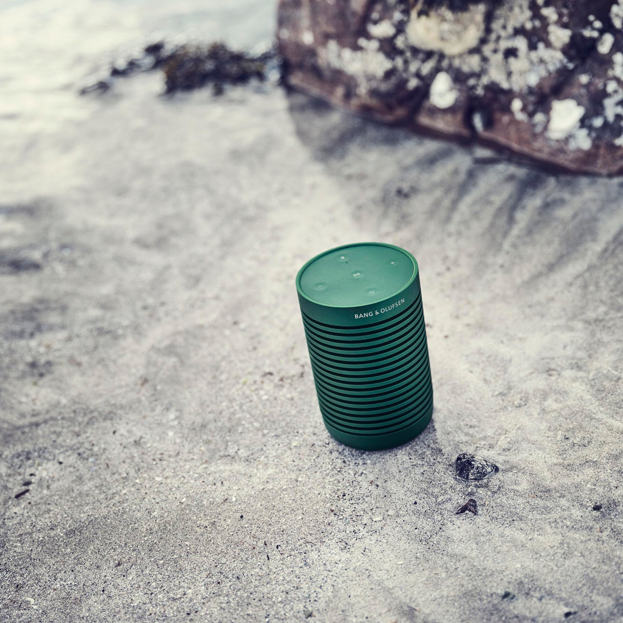 Bang & Olufsen Beosound Explore Altavoz de 360 Grados Bluetooth Portátil Inalámbrico de Alta Gama para Uso en Exteriores, Casa y Viaje, IP67 Resistente al Agua y Polvo, Hasta 27 horas Green