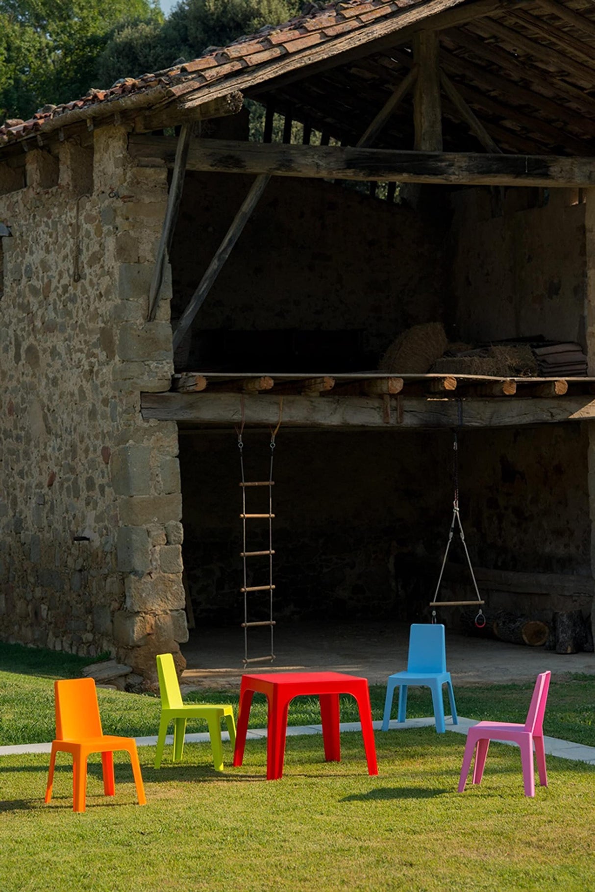 Resol Set Julieta Mesa Infantil y Sillas Mesa y Silla para Niños Muebles Infantiles Mesa Exterior Mesa Exterior jardín - 1 Mesa Lima + 4 Sillas Roja/Rosa/Azul/Naranja