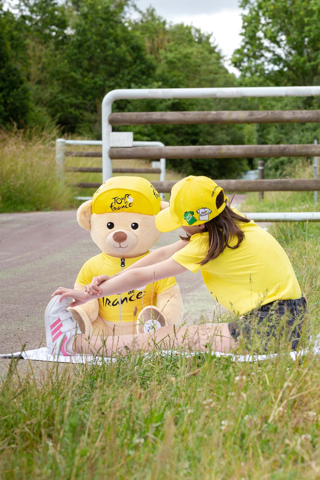 Gipsy Toys - Peluche Oso Camiseta y Gorra ganadora Paso Amarillo 60 cm - Peluche Oficial del Tour de Francia. Majestuosa, Deleitará a Pequeños y Grandes Fans.