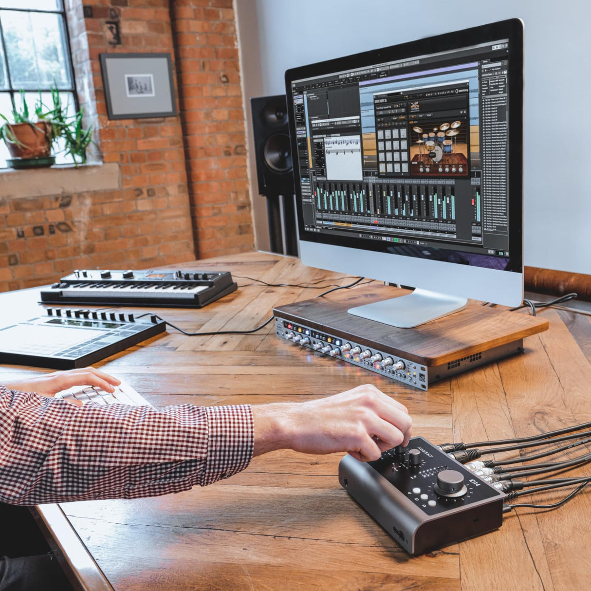 Audient Interfaz de audio Audient iD14 MKII, 2 preamplificadores de micrófono clase a (Interfaz de audio de alto rendimiento, USB-C, mezcla de monitores y función de panorámica de monitores) negro