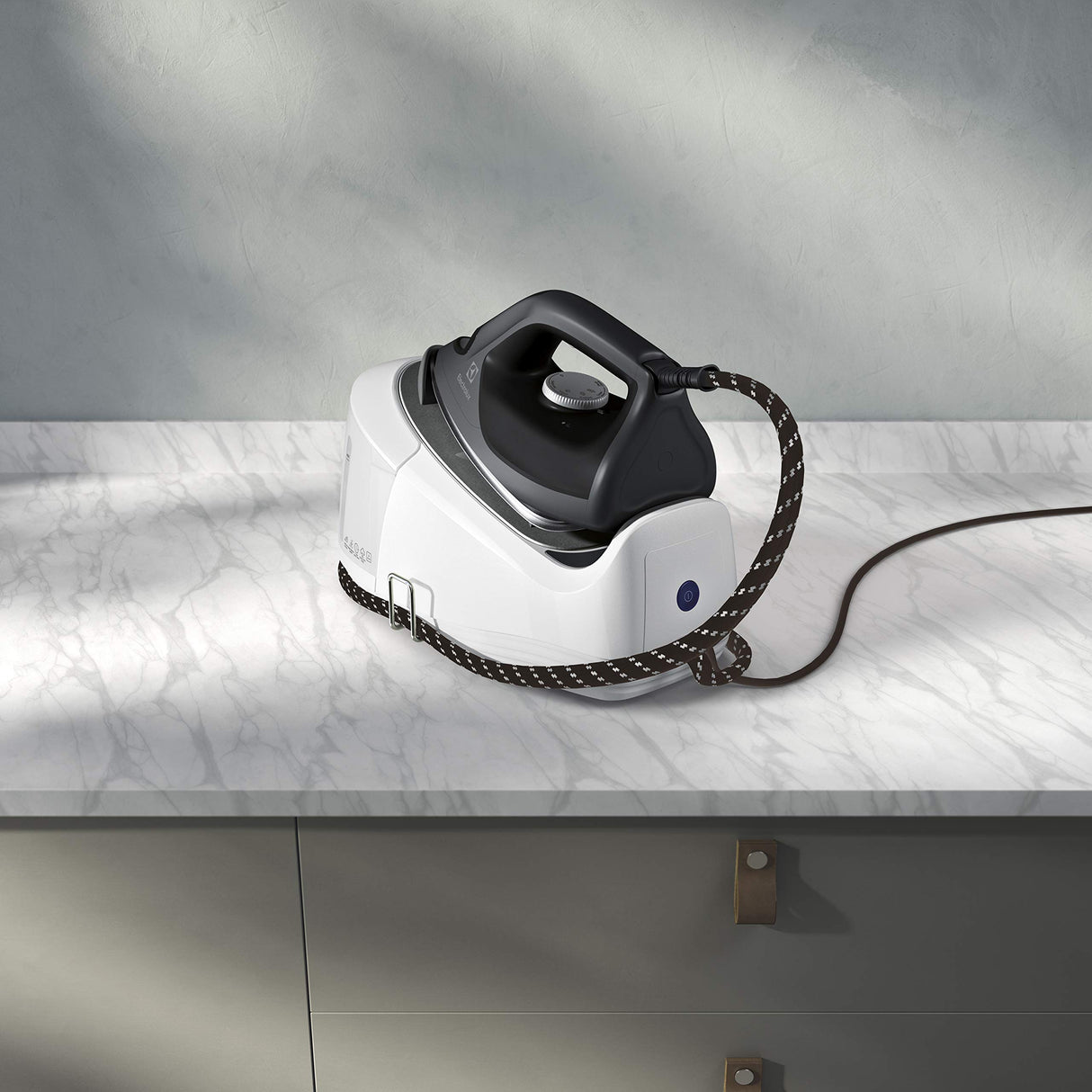 Electrolux E6ST1-8EG - Caldera de vapor Refine 600, potencia 2000 W, golpe de vapor 360 g, negro