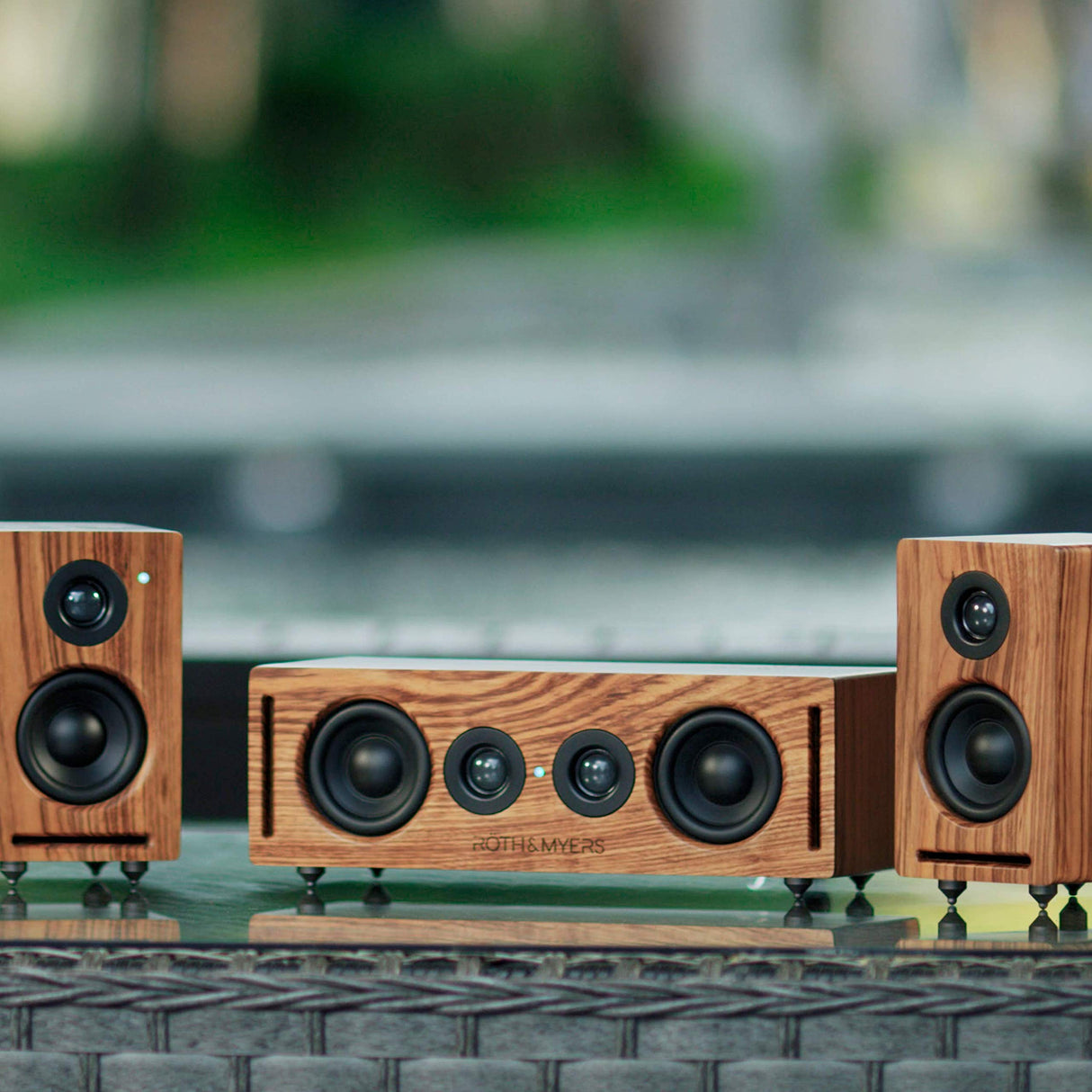 RÖTH & MYERS Bosk Speaker HiFi - Altavoz WiFi/Bluetooth. Altavoz de estantería. Diseño Único en Madera de Zebrano 100% Natural, Multiroom y Multichannel. Spotify, Airplay, DLNA, Óptica, 70W,