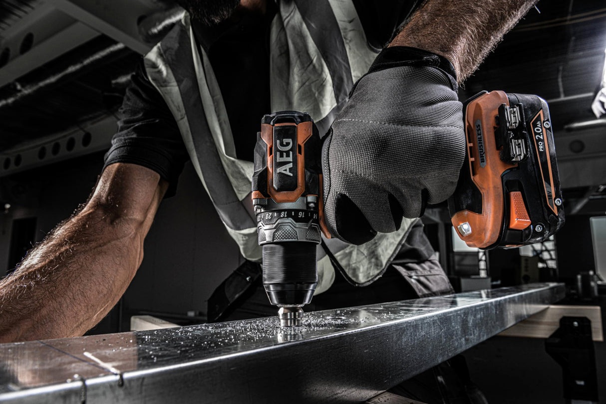 AEG BS18SBL-202C - Taladro atornillador SUBCOMPACT (18 V, 65 Nm, incluye 2 baterías de 2,0 Ah y cargador