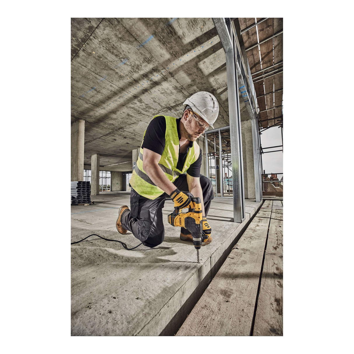 DEWALT D25333K-QS - Martillo Perforador SDS-Plus 30 mm, 950W, 3.5 J, 0-1,150 rpm, 0-4,300 IPM, Sistema de Control de Vibración, Incluye Maletín de Transporte, Empuñadura y Tope de Profundidad