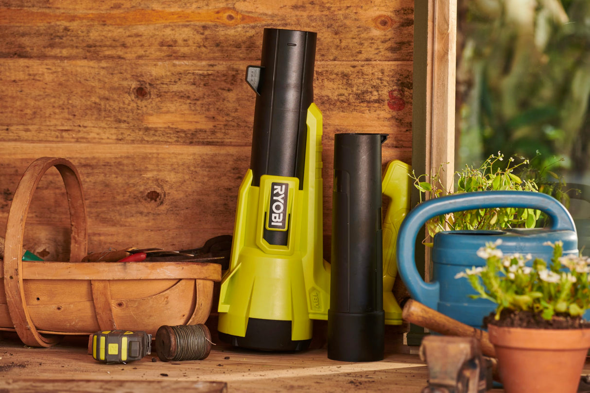 RYOBI - Soplador Eléctrico Inalámbrico Turbo Jet 18V One+ - Limpieza de Pasillos Exteriores, Terrazas, Jardines Pequeños y Medianos - 1 Batería de Litio 4Ah y 1 Cargador Rápido 1,5 A - RY18BLA-140