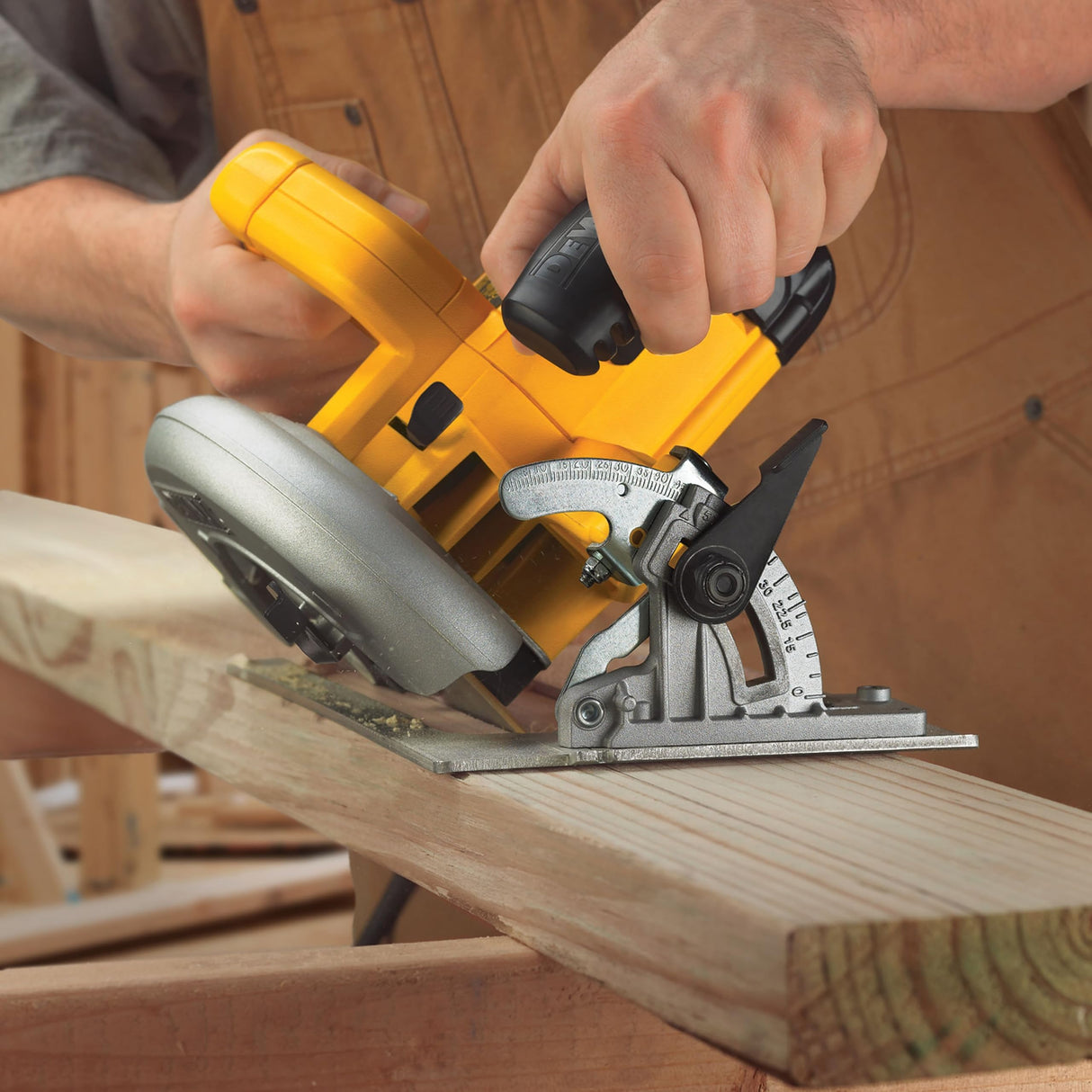 DEWALT DWE575K-QS - Sierra Circular 1600W, Profundidad de corte 67mm, Cuchilla de 190mm, Velocidad 5200 rpm, Diámetro de cuchilla 30 mm, Maletín Incluido