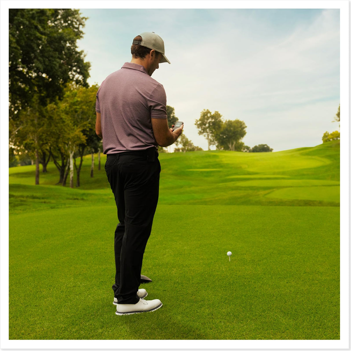 Garmin Approach G20, GPS de Golf de Mano, 43.000 Campos de Golf preinstalados, Pantalla de 2,2'', Distancia a peligros y Doglegs, Duración ilimitada de la batería en Condiciones soleadas