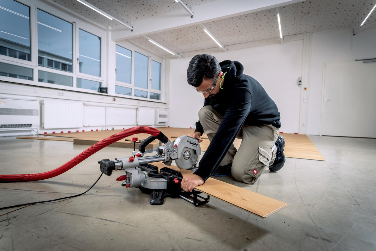 metabo sierra de tracción, corte transversal e inglete KGS 216 M – 613216000 – con línea de corte Precision Cut Line, disco de 216 mm y función de tracción – cable de 2 m