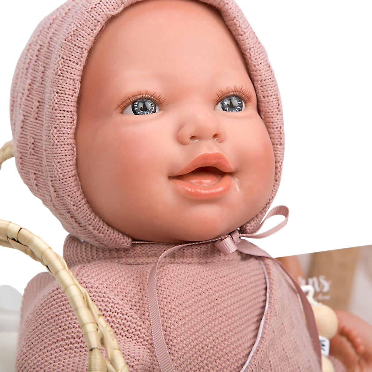 ARIAS - Muñeca Reborn Avana de 45 cm con Canastilla Mimbre, Bebé Realista con Ropita Rosa, Chupete y Chupetero, Extremidades de Vinyl y Cuerpo Blando, Juguete para Niños y Niñas +3 años (ARI98122)