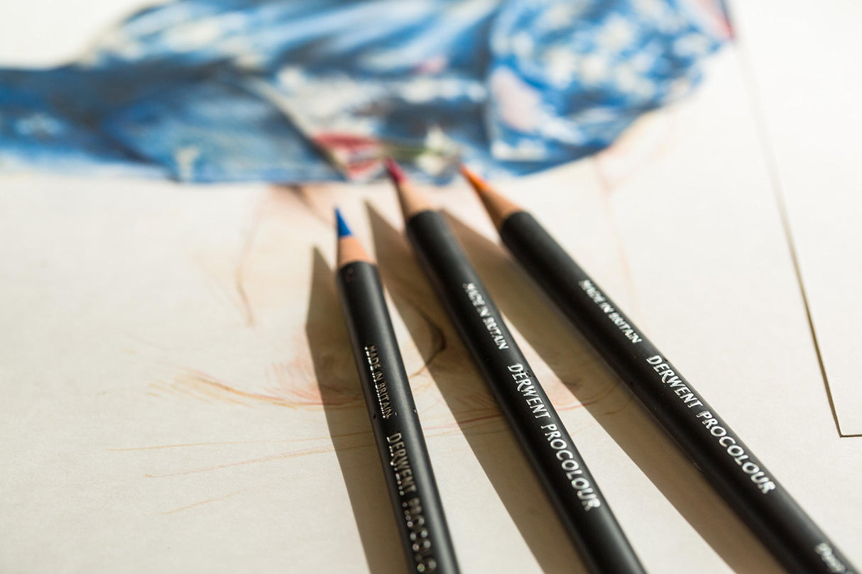 Derwent Procolour Juego de 72 Lápices de Colores de Textura Suave de Calidad Profesional en 1 Caja Metálica, 4 mm