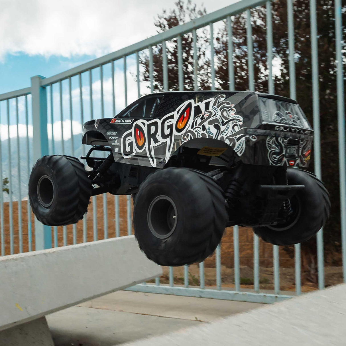 ARRMA 1/10 Gorgon 2WD RTR Monster Truck Mega 550 14T Motor Brush, Spektrum SLT2 2,4 GHz, Incluye batería NiMH de 3300 mAh y Cargador USB-C S120 - Gun Metal