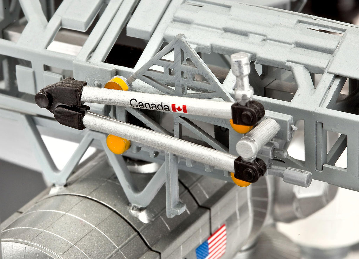Revell Maqueta de construcción I Set de Regalo 25th Anniversary ISS Platinum Edition I INT. Estación Espacial I 250 Piezas I Escala 1:144 I para niños y Adultos a Partir de 13 años